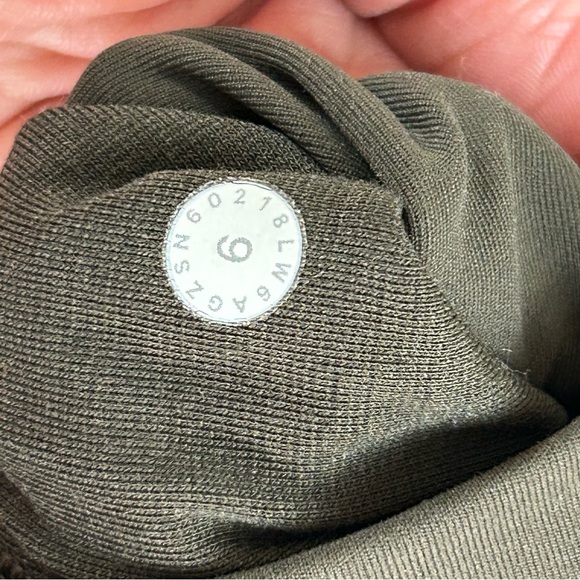 Lululemon - Wunder Under Crop hi-rise 21” Full On Luxtreme - Dark Olive size 6 - Picture 5 of 8